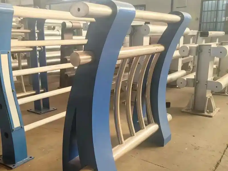 桥梁护栏及其配件