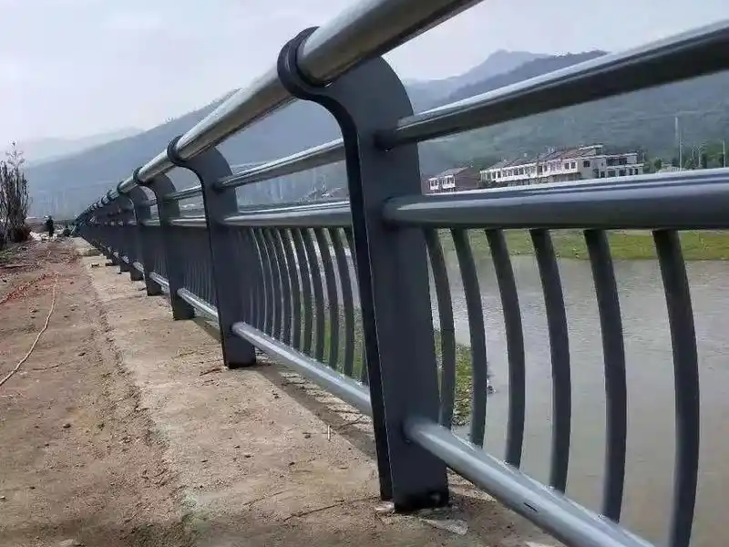 桥梁护栏及其配件